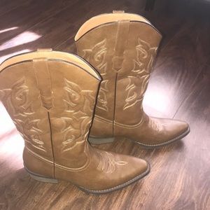 Brand new women’s cowboy boots. Never worn!